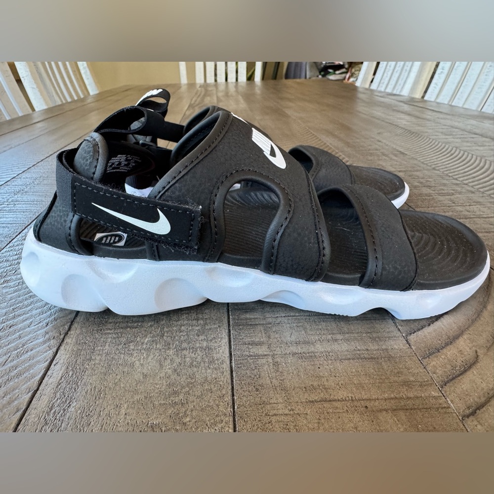 Nike Owaysis Black Sandals Women’s Size 7 (NWT)